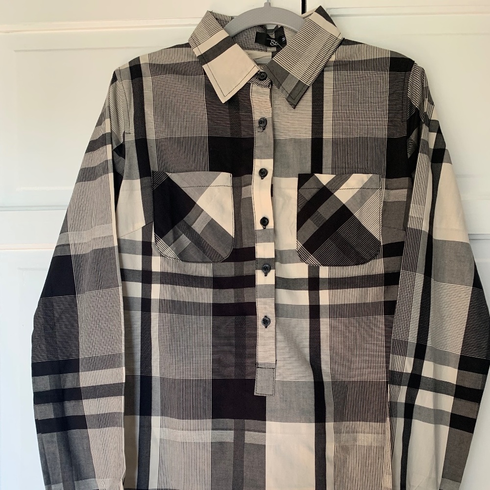 Black 3/4 button‎ up plaid women's shirt size medium.